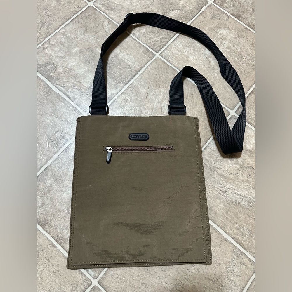 Baggallini Khaki/olive green crossbody messenger Bag